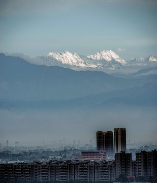 雪山下的城市