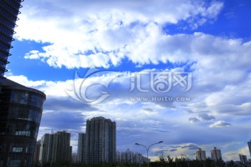 大片云海在都市