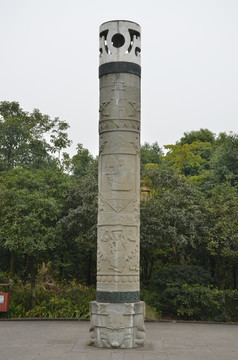 三国时期圆形石柱人物浮雕
