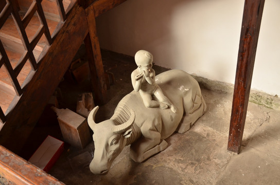 牧童骑在牛背上雕塑