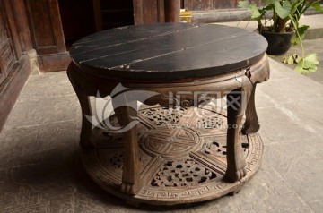 木质圆桌