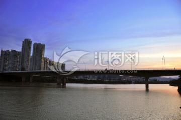 江滨大桥和高楼