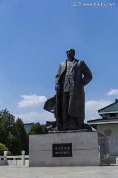 乌兰夫雕像
