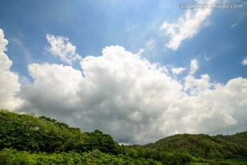 蓝天白云山林