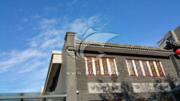 蓝天白云下的古代风格建筑