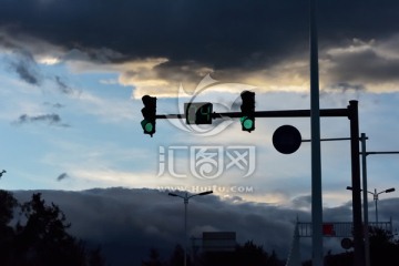 交通设施 乌云下的红绿灯