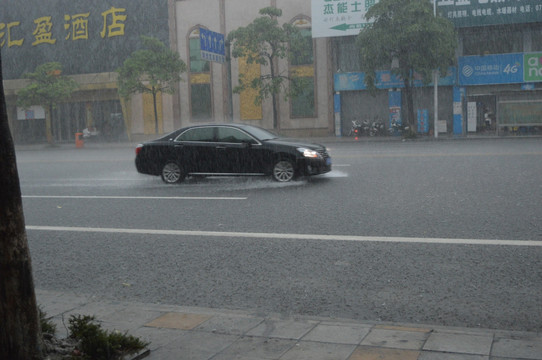 雨中车辆