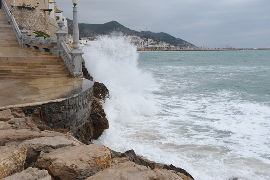 大浪拍岸