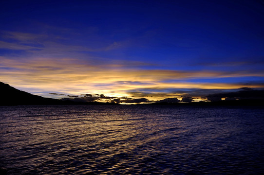 西藏纳木错夕阳湖水景观