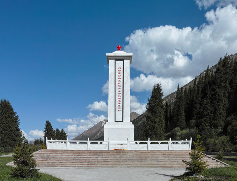 新疆独库公路烈士纪念碑