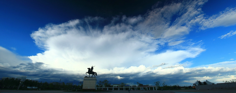 雕塑与蓝天白云