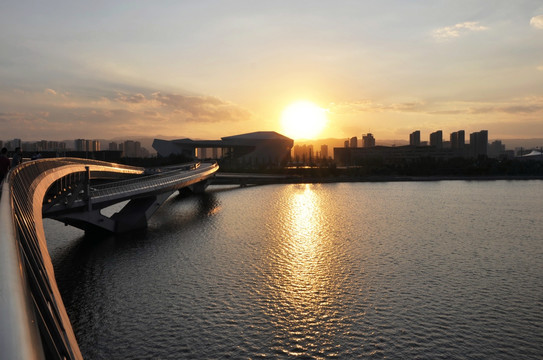 太原汾河公园跻汾桥日落景观