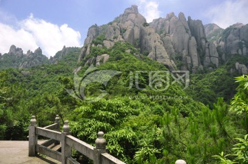 蓝天下花岗岩山峰