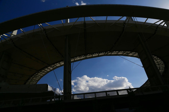 蓝天白云下的新疆体育中心