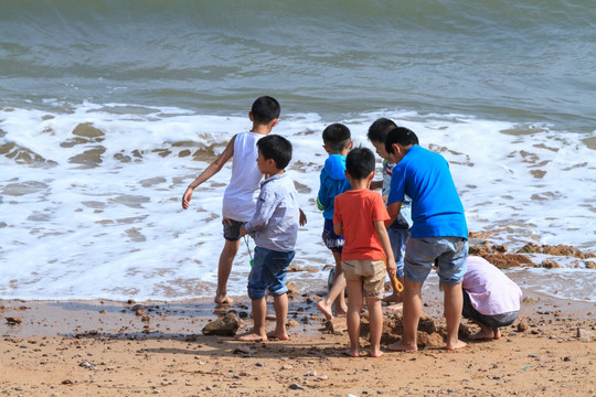 海边玩耍儿童