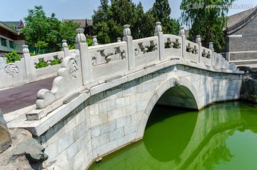 大观园绿水莲花纹石桥