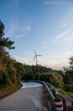 弯曲的山路 风车