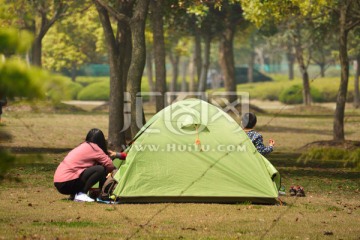 公园草坪的帐篷
