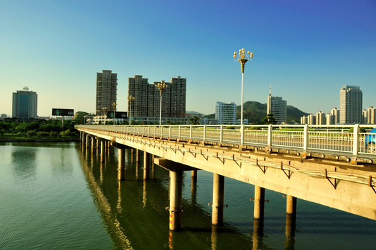 城市跨江大桥