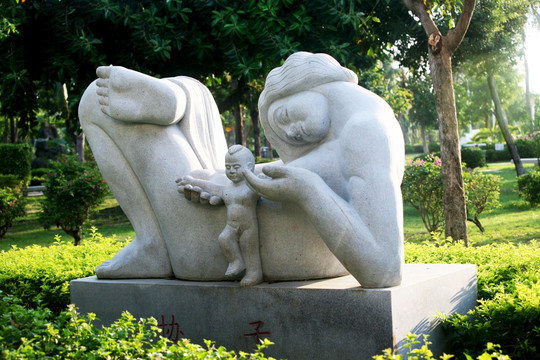 雕塑作品 母子