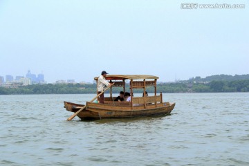 划船游览西湖