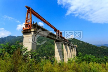 叙大铁路永宁河大桥架梁铺轨