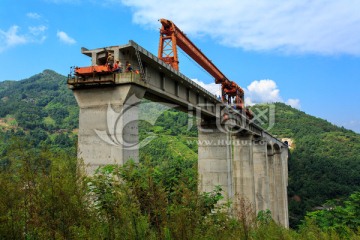 叙大铁路永宁河大桥架梁铺轨