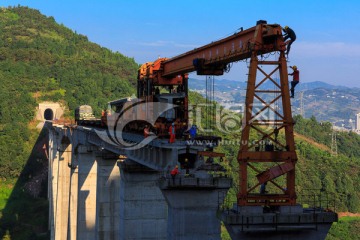 叙大铁路永宁河大桥架梁铺轨