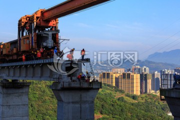 叙大铁路永宁河大桥架梁铺轨