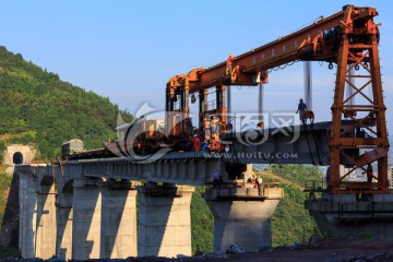 叙大铁路永宁河大桥架梁铺轨