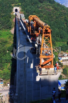 叙大铁路永宁河大桥架梁铺轨