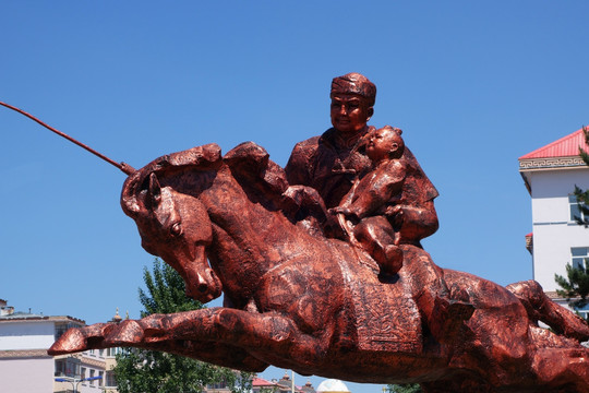 雕塑骑马的蒙古族父子