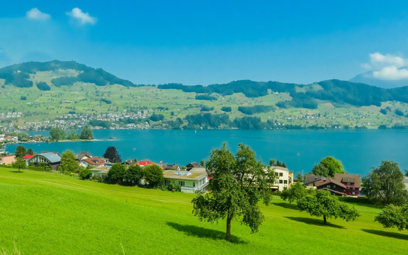 瑞士湖岸小镇风光蓝天白云湖泊