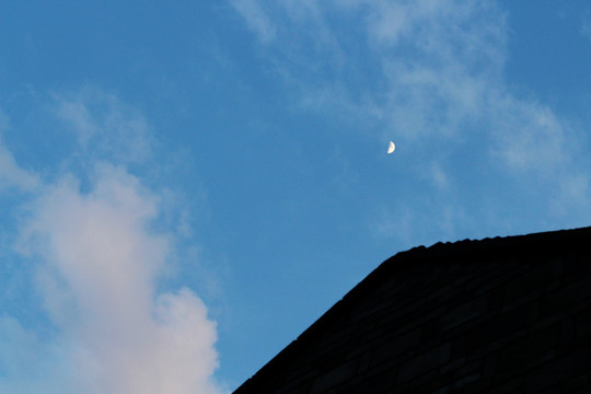 屋顶蓝天白云月亮