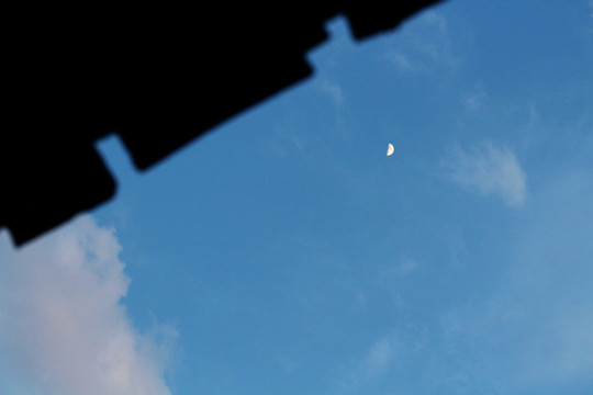 屋檐远处月亮