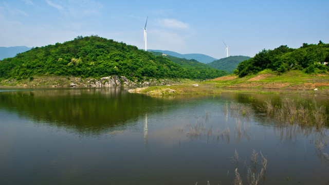 高山湖泊大风车