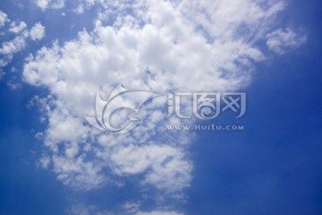 正午的蓝天白云