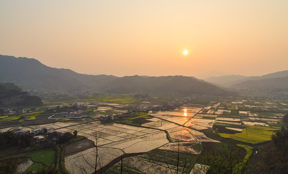 叙永落卜云山坝万亩稻田油菜花