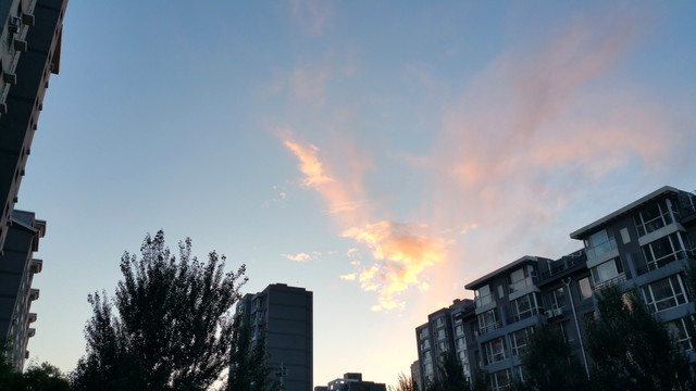 黄昏时天空中的彩云