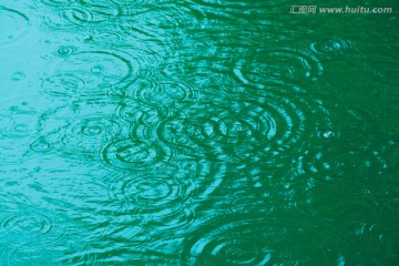 雨天湖面
