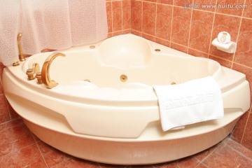 酒店卫生间浴池