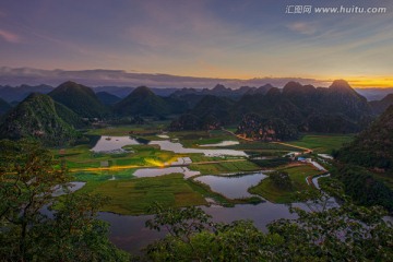 云南普者黑青龙山傍晚 喀斯特地