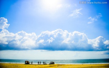 烈日当空蓝天云海沙滩渔民