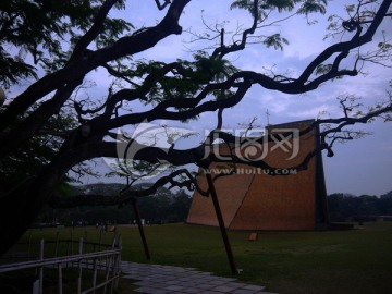 东海大学路思义教堂与古树