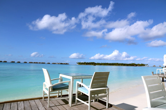 马尔代夫 海边风景 白色木椅