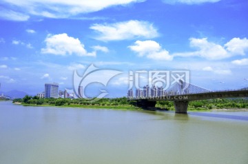 大桥过去的都市风景