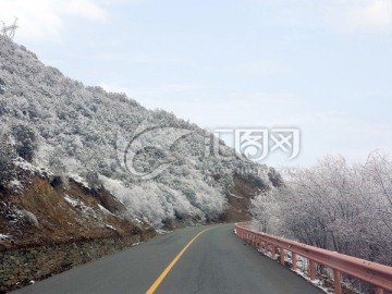 川藏公路雪景