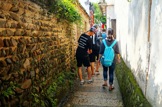 游客走过安徽黟县宏村青石板小径