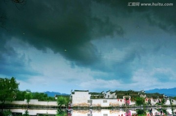宏村南湖中古建筑与蓝天白云倒影