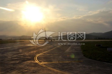 夕阳下的机场跑道航班客机